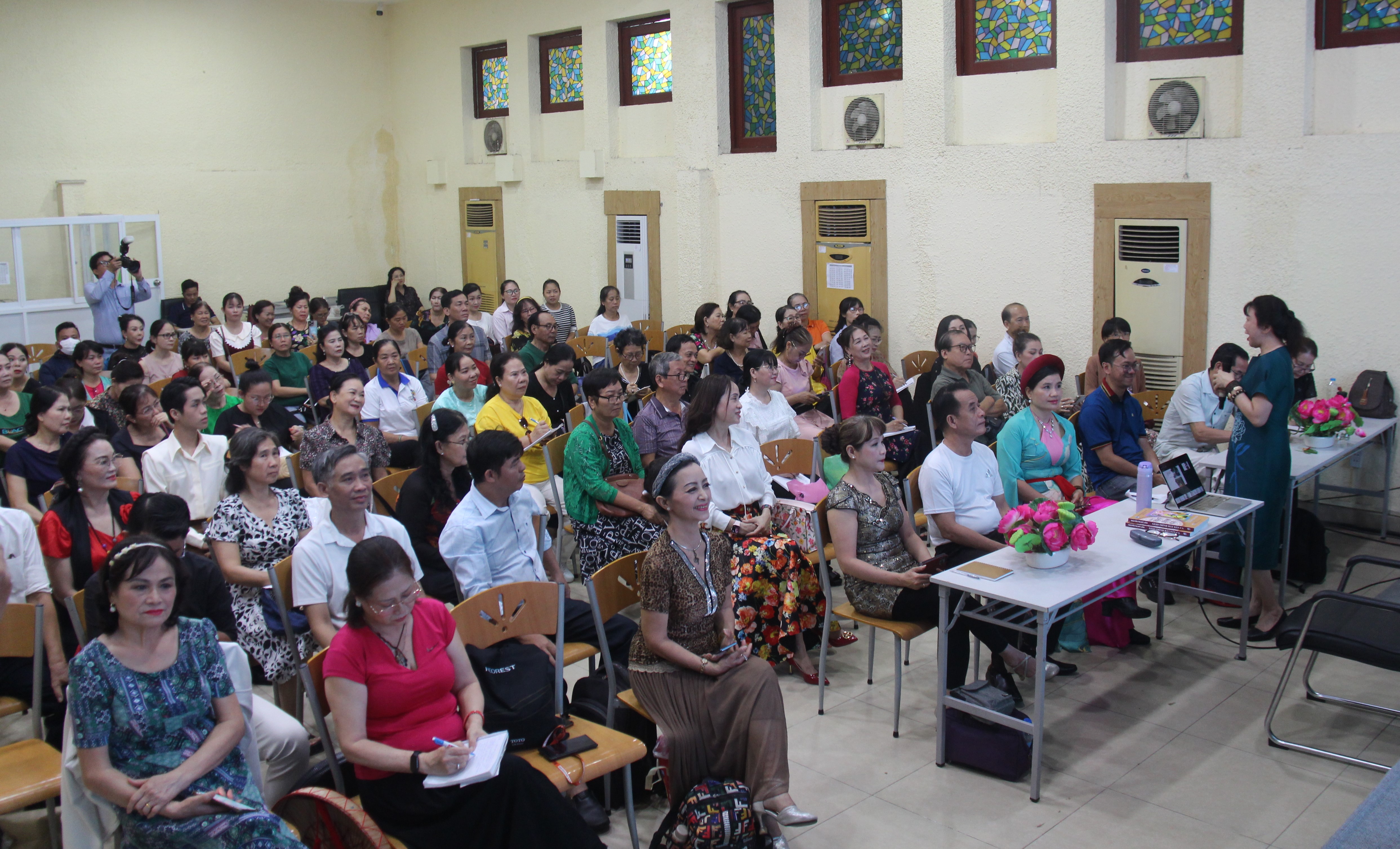 Bồi dưỡng kỹ năng hát dân ca 3 miền và thuyết minh hình ảnh triển lãm